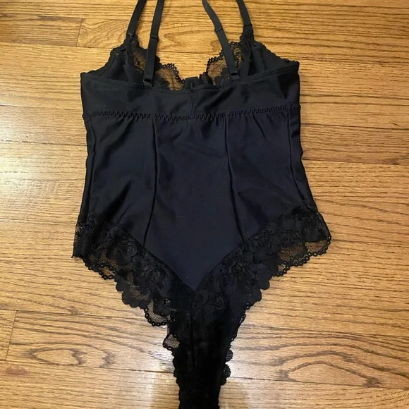Elegant Black Lace Bodysuit - Picture 5 of 7